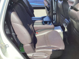2列目シートはゆとりある空間を確保。家族との長旅も、快適に過ごせます。The second-row seats offer ample space. Every detail is carefully considered so that long trips with family can be comfortable.