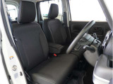 【清潔感のある運転席&助手席】隅々までクリーニングの行き届いた運転席&助手席。目立ったシミや汚れ等もございません。快適なドライブをどうぞ。