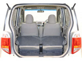 簡単に収納できる後部座席!大空間が出現します!シートアレンジが多彩な点も特徴です!レジャー用品も積み込めます!