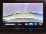 【バックカメラ】運転が苦手な方も車庫入れラクラクです!ギアをリバースに入れれば自動的に切り換わりますので、面倒な操作は不要です♪狭い駐車場もお車を傷つけず安心ですね!