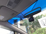 まぶしい日差しをやわらげる、青色のハーフシェイドフロントウィンドウがついています。