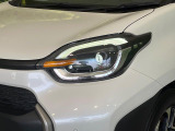 【LEDヘッドライト】悪天候や夜間走行時も良好な視界を確保し安心して運転できる高輝度LEDヘッドライトを装備!点灯速度が早く、消費電力も抑えられています。