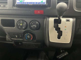 扱いやすいマニュアルエアコン!ゲート式シフトレバー!