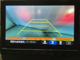 バックでの車庫入れも安心です! リアカメラが付いているバックモニター付のナビを装備しております。操作線もついており距離感も画面から確認できます。