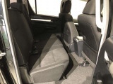 【後部座席】も当然、綺麗・清潔に仕上げております。内装の綺麗なお車は気持ちが良いですし、コンディションのいい車が多いです。これもオススメの1台です。