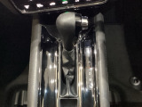 CVT車のセレクトレバーです。低速から高速まで、変速ショックのないスムーズな走りと、エンジン効率のよい領域を維持して燃費にも貢献します。