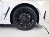 純正18インチアルミホイール装備・タイヤサイズ215/40R18