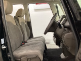 女性でも運転がしやすいように、シートの高さ調整機能(シートリフター)がついています。運転席と助手席の間が空いている為、助手席側への移動がスムーズです。交通量の多い道でも助手席側から乗り降りができます。
