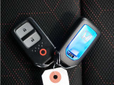 ◆スマートキー◆カギをバッグやポケットに入れたままでもドアロックの開閉ができる『スマートキー』付き!雨天や暗くなってもカギを取り出す必要がなくドアの開錠&エンジンも始動できます