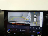 パノラミックビューモニター付きです。車両を上から見たような映像を画面に表示。運転席からの目視だけでは見にくい、車両周辺の状況をリアルタイムでしっかり確認できます。