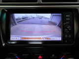 バックモニター付きで慣れない駐車場や車庫入れをサポートします。