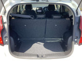 後部座席に座れる状態でも荷室はこれだけの広さがあるのでお出かけやお買い物にも重宝します。ついつい買い物しすぎても安心ですね♪