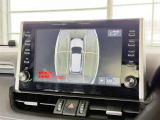【PVM】映像を合成して、車を真上から見下ろしたような映像をナビゲーション画面に表示する機能です。運転席からでは見にくい車の周囲の状況を把握し、駐車や狭い道での走行などを安全に行えます。