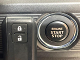 【キーレススタートシステム】カバンやポケットに入れたままでもドアの施錠・解錠が可能なスマートキーを装備。エンジンのオン・オフ時もカギを取り出す必要が無いからとっても便利です♪