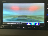 【バックカメラ】運転が苦手な方も車庫入れラクラクです!ギアをリバースに入れれば自動的に切り換わりますので、面倒な操作は不要です♪狭い駐車場もお車を傷つけず安心ですね!