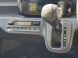 オートエアコン装備★シフトレバーもシンプルで操作性が良い♪