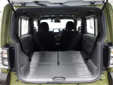 リヤシートを両方倒せば大きな荷物も車載可能です♪