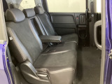 2列目シートは背もたれの角度調節ができるベンチシートになっております。長距離運転になってもゆったりとできるようにアームレストがついてます。