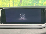 【10.25インチマツダコネクト】車内の雰囲気にマッチした大型ディスプレイ。スマホ接続でのナビ使用やBluetooth再生等、様々な機能が楽しめます。直感的なダイヤル操作が可能で、使い勝手も良好です。
