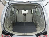 大きな開口幅で荷物を出し入れしやすいのが魅力のラゲージスペースです!リヤシートのシートバックの工夫で、更に積載容量が広くなり、よりたくさんの荷物の収納・長尺の荷物の収納が可能になります♪