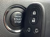 【キーレススタートシステム】カバンやポケットに入れたままでもドアの施錠・解錠が可能なスマートキーを装備。エンジンのオン・オフ時もカギを取り出す必要が無いからとっても便利です♪