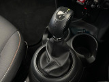●MTモード付きAT:通常は自動でおこなわれる変速(ギアチェンジ)をドライバーの操作によって意図的に変えられるシステムです。より一層普段のドライブをお楽しみいただけます!