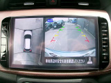 アラウンドビューモニターも装備しております。ご覧のように車体を真上か見たような映像なので、車庫入れの苦手なお客様ももうご心配いりません。