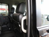 リアシートのコンディションも良好です!!同乗者のひざ周り、足元空間もしっかりキープ♪低床フロアにセンターピラーグリップを設置♪同乗者の乗り降りのしやすさも重要です☆☆ぜひ当店にてお確かめ下さい!!