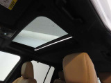 【ムーンルーフ】頭上には室内を明るく開放的な空気で満たす広大なパノラマルーフやムーンルーフがあるといいですね!開放感もあり、室内が明るくなります。