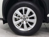 純正アルミホイールは精度が高く、走行の安定性が優れています。タイヤサイズ205/65R16
