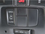 片側電動スライドドアのスイッチ付です。車内からもスイッチ一つで楽にドアの開閉が可能です。電動なので開閉時に力を使う必要がなく、半ドアになることもありません!
