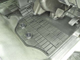 フロアマットも綺麗にクリーニングされています。