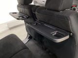 運転席・助手席の背もたれには、2列目シート用にカップホルダー付きの「格納式のシートバックテーブル」を装備しています。休憩時のちょっとした時間などカップを置いたり、小物置きに使えて便利です。