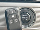 【キーレススタートシステム】カバンやポケットに入れたままでもドアの施錠・解錠が可能なスマートキーを装備。エンジンのオン・オフ時もカギを取り出す必要が無いからとっても便利です♪