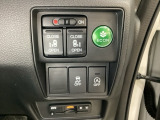 リアドアは乗り降りに便利な両側電動スライドドアです。また運転席に座っていながらスイッチ操作で自在にスライドドアを開け閉めできます。またHondaセンシング用のVSA解除スイッチも装備しています。