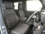 運転席のスペースはゆったりしていていながらも、腰のホールドを増やし長時間乗っても疲れにくいシートとなっております。また座面も頻繁な乗り降りでも破れにくい縫製となっております。