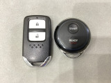 スマートキーを装備しています。鍵を差し込むことなくドアロックの開け閉めと、スタートボタン操作でのエンジンスタートができます。加えて、純正リモコンエンジンスターター用の操作キーもついています。