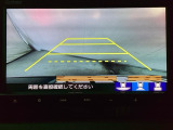 バックでの車庫入れも安心です! リアカメラが付いているバックモニター付のナビを装備しております。操作線もついており距離感も画面から確認できます。