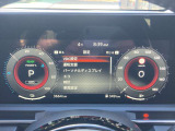 視認性の良いメーターパネル、インフォメーションディスプレイには様々な情報が表示されます