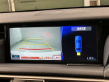 車庫入れなど後進運転時に死角をモニターで確認ができて安全です♪ ステアリング操作の参考になるガイド線も表示しますので車庫入れがニガテな方も安心ですネ!