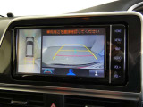 パノラミックビューモニター付きです。車両を上から見たような映像を画面に表示。運転席からの目視だけでは見にくい、車両周辺の状況をリアルタイムでしっかり確認できます。