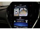 バックギアに入れるとバックカメラの映像がナビに映ります。全周囲モニター装備で車庫入れも楽々!!障害物までの距離もわかりやすいです。