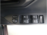 ■運転席ドアの操作しやすい位置にミラー操縦スイッチがついておりますので、ストレスなく自分のフィットする位置にセッティング頂けます。