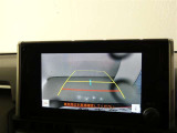 バックガイドモニター付き。車両後方の映像をナビ画面に表示し、駐車などの後退操作をサポートします。