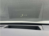 車速、走行支援システム、ナビのルートガイドなどがフロントガラスに投影される、ヘッドアップディスプレイが付いています☆