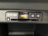ハンドルの右下にETC2.0がついています。高速道路の料金所の通過も楽々です!。 カードの取り出しもしやすい場所についています。