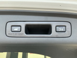 お好みの位置で止められるメモリー機能付の電動リアゲートです!後ろが狭い駐車場でもスムーズに荷物を積めて、さらに背が低い人の手がムリなく届く高さで止めることも可能です!