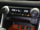 【オートエアコン】車内温度を感知して自動で温度調整をしてくれるのでいつでも快適な車内空間を創り上げます!どの席に座っても快適なドライブが楽しめます♪