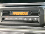 【オートエアコン】一度お好みの温度に設定すれば、車内の温度を検知し風量や温度を自動で調整。暑い&hellip;寒い&hellip;と何度もスイッチ操作をする必要はありません。快適な車内空間には必須の機能ですね♪