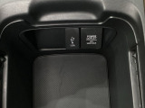 センターコンソール内の収納部分には、アクセサリーソケットとナビゲーション用の外部入力や充電可能なUSB端子がついています。移動中に充電もできるので便利です。